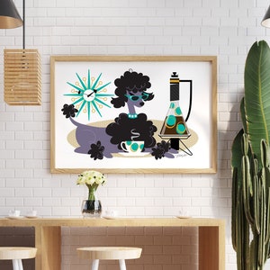 Op de afbeelding: Een mid-century modern illustraties van een zwarte poedel met een zonnebril die een kopje koffie vasthoudt. De poedel zit voor een turquoise atoomklok en een glazen koffiepot met een gouden standaard.