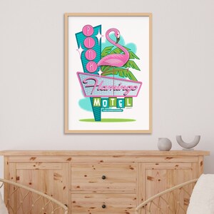 Puede incluir: Una ilustraci&oacute;n de estilo retro de un cartel de motel con un flamenco rosa y las palabras "Pink Flamingo Motel" y "Air Conditioned".