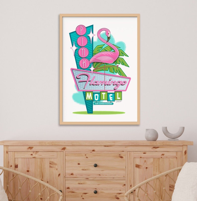 Puede incluir: Una ilustraci&oacute;n de estilo retro de un cartel de motel con un flamenco rosa y las palabras "Pink Flamingo Motel" y "Air Conditioned".