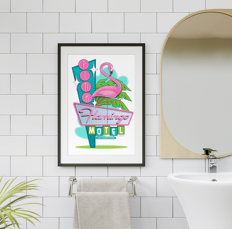 Puede incluir: Una ilustraci&oacute;n enmarcada de un flamenco rosa de pie sobre una palmera con un letrero de motel retro que dice "Flamingo Motel" con las palabras "Air Conditioned" debajo. El letrero tiene un contorno de ne&oacute;n rosa y las palabras "Pink" est&aacute;n escritas en luces de ne&oacute;n sobre el flamenco.