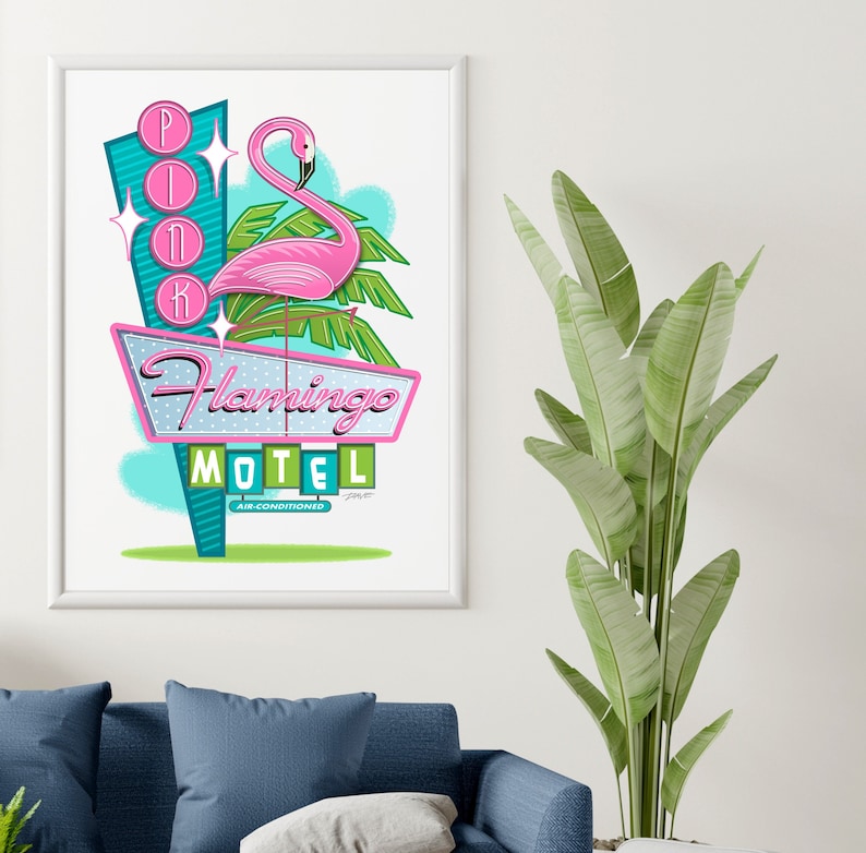 Puede incluir: Un cartel de motel de estilo retro con un flamenco rosa posado en la parte superior. El cartel dice "Flamingo Motel" con las palabras "Air-Conditioned" debajo. El cartel est&aacute; rodeado de palmeras y tiene una combinaci&oacute;n de colores azul y turquesa.