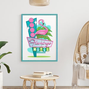 Puede incluir: Una ilustraci&oacute;n de estilo retro de un cartel de motel de flamenco rosa con las palabras "Pink Flamingo Motel" y "Air Conditioned". El cartel est&aacute; situado contra un cielo azul con palmeras.