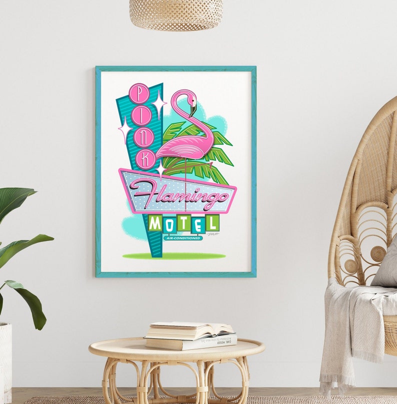 Puede incluir: Una ilustraci&oacute;n de estilo retro de un cartel de motel de flamenco rosa con las palabras "Pink Flamingo Motel" y "Air Conditioned". El cartel est&aacute; situado contra un cielo azul con palmeras.