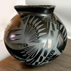 Oscar G. Quezada. Mata Ortiz pottery, signed – Fine engraving on polished clay. Quadrangular opening. Antique and rare. Collectible.