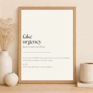 Può includere: Una stampa incorniciata che presenta la definizione in stile dizionario della frase fake urgency. Il testo recita: fake urgency [fayk ur-juhn-see] phrase. An entirely avoidable crisis announced at 4:47 p.m. by someone who has known about it for three weeks. see also: ASAP • poor planning • not my emergency.