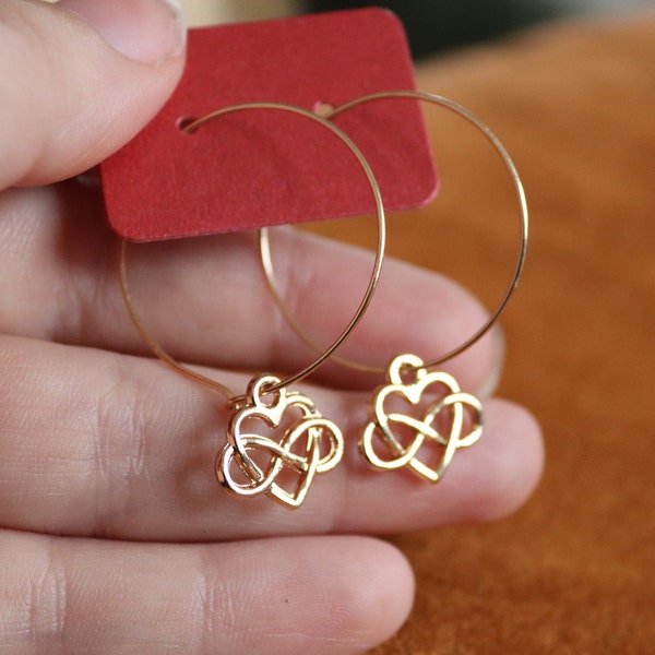 Boucles d'oreilles créoles en or polyamour, symbole d'amour infini, non monogamie, relations ouvertes, carte polycule, cadeau pour elle pour eux/elles