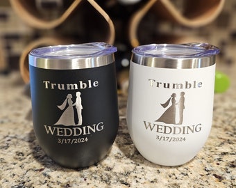Juego de regalo de boda de aniversario con nombre personalizado para novios, dos vasos de vino sin tallo grabados con láser