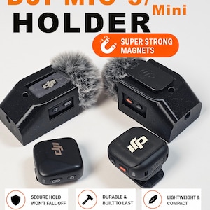 以下が含まれることがあります： DJI Mic 3/Mini2/Mini送信機用の黒いプラスチック製ホルダー2個。それぞれに灰色のファー製ウィンドスクリーンが付いています。手前には正方形の黒いDJIマイク送信機が2個配置されています。テキストには「DJI MIC 3/Mini2/Mini HOLDER」、「SUPER STRONG MAGNETS」、「SECURE HOLD WON'T FALL OFF」、「DURABLE & BUILT TO LAST」、「LIGHTWEIGHT & COMPACT」と記載されています。