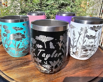 Vaso de vino personalizado de 12 oz con envoltorio de flores, vaso térmico grabado, vaso personalizado con flores, vaso personalizado, regalo de dama de honor de boda