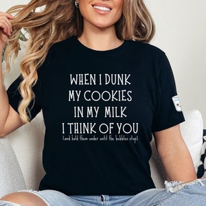 Wenn ich meine Kekse in meine Milch tauche, denke ich an dich, sarkastisches T-Shirt, Geschenk für sie, Geburtstagsgeschenk, lustiges Geschenk, lustiges Shirt Geschenk, Bestie Geschenk
