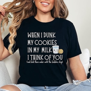 Wenn ich meine Kekse in meine Milch tauche, denke ich an dich, sarkastisches T-Shirt, Geschenk für sie, Geburtstagsgeschenk, lustiges Geschenk, lustiges Shirt Geschenk, Bestie Geschenk