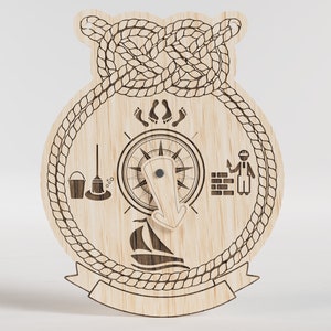 Pode incluir: Uma decoração de parede de madeira com tema náutico. Apresenta uma bússola, um nó de corda, um balde, uma vassoura, pegadas, um veleiro e um pedreiro. O design é cortado a laser e gravado numa superfície de madeira castanho claro.