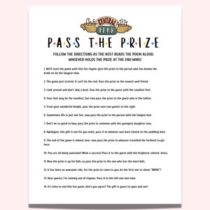 Puede incluir: Una tarjeta de juego impresa con el texto "PASS THE PRIZE" en letras coloridas, con el logotipo de Central Perk. La tarjeta incluye instrucciones para un juego de despedida de soltera, con pasos numerados y indicaciones rimadas.