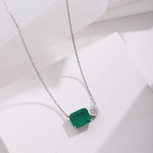 Collar con piedras preciosas verde esmeralda/Joyería minimalista/Colgante delicado/Collares para todos los días/Joyería en capas.