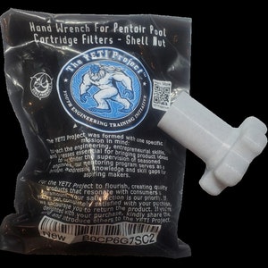 Pu&ograve; includere: Una chiave a mano in plastica bianca per filtri a cartuccia per piscine Pentair. La chiave &egrave; confezionata in un sacchetto di plastica nero con il testo "The YETI Project" e un logo Yeti. Il sacchetto include anche il testo "New BOCP6G7SC2".