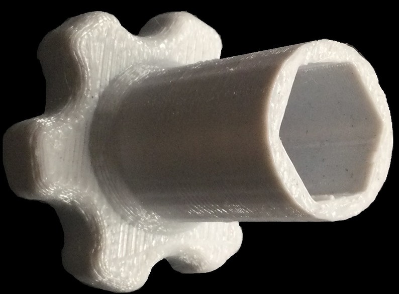 Pu&ograve; includere: Un adattatore bianco in plastica stampato in 3D con un'apertura esagonale e un bordo esterno a forma di stella.