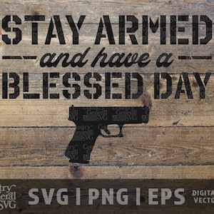 以下が含まれることがあります： 木製の背景にデジタルカットファイルのデザイン。「STAY ARMED and have a BLESSED DAY」というテキストが、大胆なステンシルのようなフォントで表示されています。テキストの下には拳銃のシルエットが描かれています。画像の下部には「SVG | PNG | EPS DIGITAL CUT/ VECTOR FILE」と記載されています。