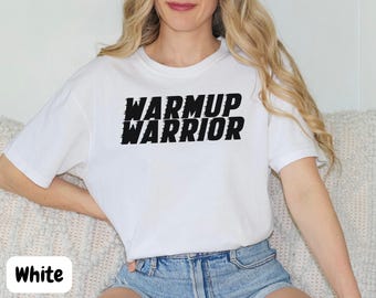 Pode incluir: Camiseta branca com texto preto que diz "Warmup Warrior".