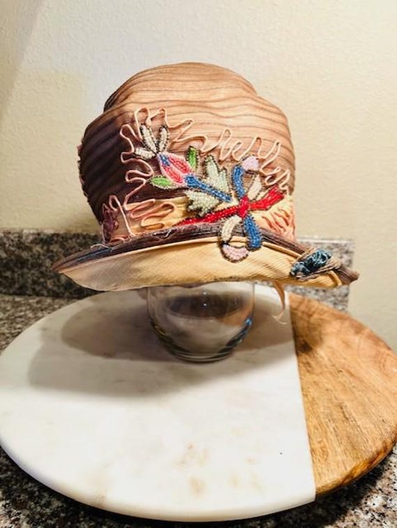 Antique 1920s Ladies Hat Hand Made Beaded Design Cloche  display picture 3