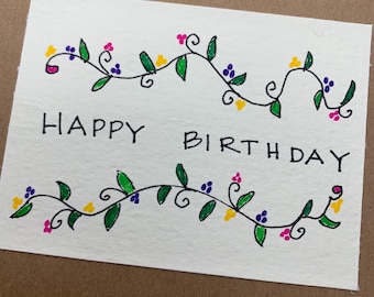 Tarjeta de felicitación de feliz cumpleaños con diseño floral dibujado a mano en papel kraft de 4 x 6 pulgadas.