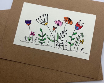 Tarjeta de felicitación con diseño floral dibujado a mano en papel kraft de 4 x 6 pulgadas, interior en blanco.
