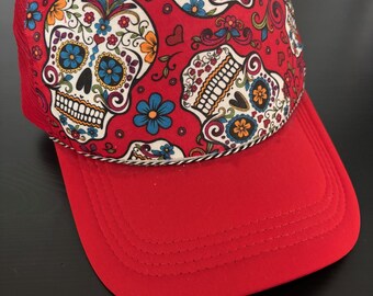 Gorra de camionero roja con calavera de azúcar