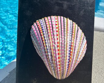 Concha pintada a mano con acrílico acabado sobre lienzo negro de 5x7 incluye soporte dorado