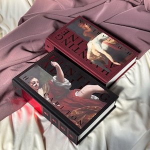 Puede incluir: Dos libros de tapa dura con cubiertas negras y lomos rojos. El libro superior se titula "The Hunting of the Snark" de H.D. Carlton. El libro inferior se titula "The Hunting of the Snark" de H.D. Carlton. Ambos libros presentan ilustraciones de personas con ropa de &eacute;poca.
