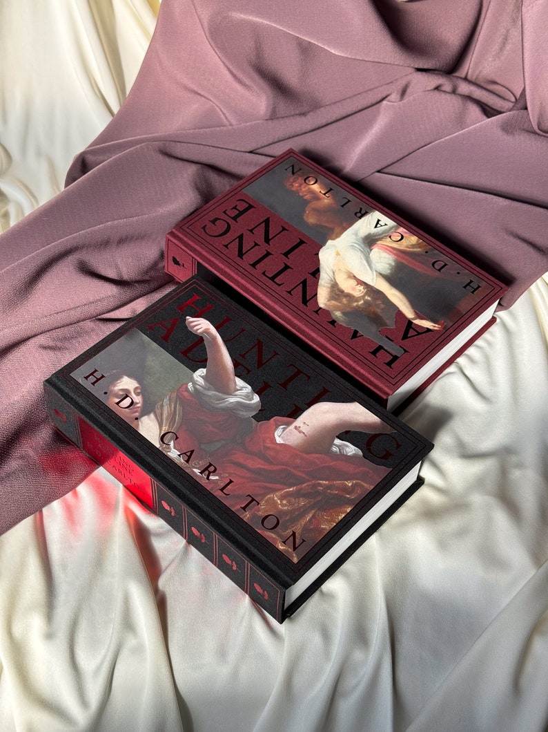 Puede incluir: Dos libros de tapa dura con cubiertas negras y lomos rojos. El libro superior se titula "The Hunting of the Snark" de H.D. Carlton. El libro inferior se titula "The Hunting of the Snark" de H.D. Carlton. Ambos libros presentan ilustraciones de personas con ropa de &eacute;poca.