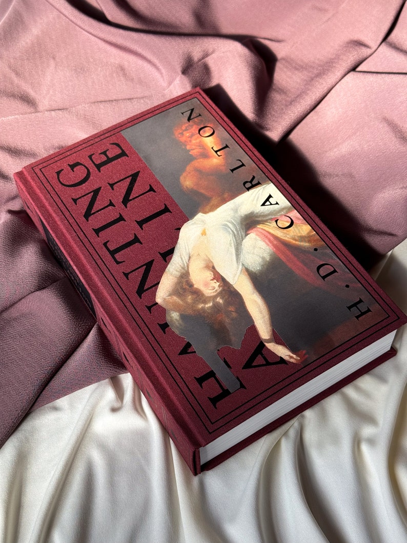 Puede incluir: Un libro de tapa dura color burdeos con el t&iacute;tulo "The Vanishing Half" de Brit Bennett. La portada presenta una pintura de una mujer con un vestido blanco.