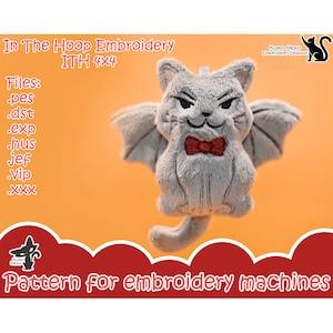 Puede incluir: Un gato de peluche gris con una pajarita roja y alas de murciélago. El gato está en el diseño de bordado en aro. El texto "In The Hoop Embroidery ITH 4x4" está en la parte superior de la imagen. El texto "Files: .pes .dst .exp .hus jef .vip .xxx" está en el lado izquierdo de la imagen. El texto "KURO NEKO EMBROIDERY DESIGNS" está en el lado derecho de la imagen. El texto "Pattern for embroidery machines" está en la parte inferior de la imagen.