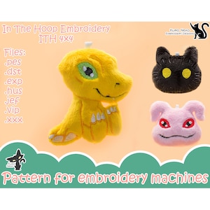 Può includere: Tre giocattoli di peluche per macchine da ricamo. Un dinosauro giallo, un gatto nero e un maiale rosa. L'immagine include il testo "In The Hoop Embroidery ITH 4X4" e "Files: .pes .dst .exp .hus jef .vip .xxx".