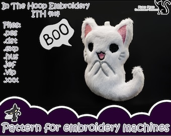 Puede incluir: Un fantasma de peluche blanco con cara de gato y orejas rosas. El fantasma está sosteniendo sus manos juntas frente a su pecho. El texto "BOO" está en un globo de diálogo sobre el fantasma. El texto "In The Hoop Embroidery ITH 4x4" está en la parte superior de la imagen. El texto "Files: .pes .dst .exp .hus .jef .vip .xxx" está en el lado izquierdo de la imagen. El texto "Pattern for embroidery machines" está en la parte inferior de la imagen.
