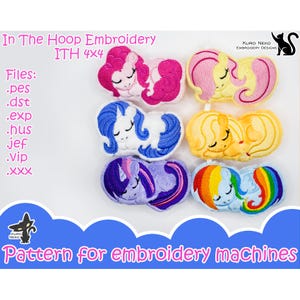 Könnte beinhalten: Sechs gestickte Designs von My Little Pony-Charakteren in verschiedenen Farben, darunter Pink, Blau, Gelb und Lila. Die Designs sind im Stickrahmen und bereit zum Sticken. Der Text "In The Hoop Embroidery ITH 4x4" befindet sich oben im Bild. Der Text "Files: .pes .dst .exp .hus jef .vip .xxx" befindet sich auf der linken Seite des Bildes. Der Text "KURO NEKO EMBROIDERY DESIGNS" befindet sich auf der rechten Seite des Bildes. Der Text "Pattern for embroidery machines" befindet sich unten im Bild.
