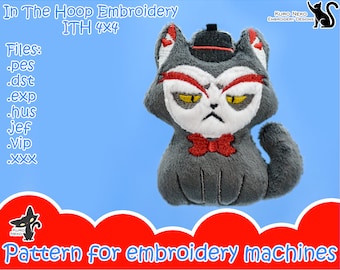 Puede incluir: Juguete de peluche bordado de un gato gris con una pajarita roja y un sombrero negro. El gato tiene una expresión de enfado y marcas rojas alrededor de los ojos. El texto "In The Hoop Embroidery ITH 4x4" y "Files: .pes .dst .exp .hus jef .Vip .XXX" son visibles en la imagen. El texto "KURO NEKO EMBROIDERY DESIGNS" también es visible en la imagen. El texto "Pattern for embroidery machines" es visible en la parte inferior de la imagen.