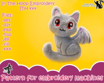 Puede incluir: Un gato de peluche gris con alas moradas, sentado sobre un fondo amarillo. El gato tiene ojos rojos y una nariz rosa. El texto "In The Hoop Embroidery ITH 4x4" está en la parte superior de la imagen. El texto "Files: .pes .dst .exp .hus jef .Vip .XXX" está en el lado izquierdo de la imagen. El texto "KURO NEKO EMBROIDERY DESIGNS" está en el lado derecho de la imagen. El texto "Pattern for embroidery machines" está en la parte inferior de la imagen.
