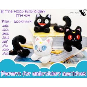 Puede incluir: Marcadores de libros bordados de gatos de peluche en blanco y negro, con detalles de luna creciente y estrellas. La imagen incluye el texto: "In The Hoop Embroidery ITH 4x4" y "Pattern for embroidery machines."