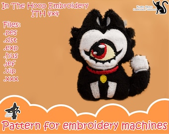 Puede incluir: Un gato de peluche negro y blanco con un ojo rojo y un collar rojo. El gato está sentado sobre un fondo naranja claro. El texto "In The Hoop Embroidery ITH 4X4" está en la parte superior de la imagen. El texto "Files: .pes .dst .exp .hus jef .vip .xxx" está debajo del gato. El texto "Pattern for embroidery machines" está en la parte inferior de la imagen.