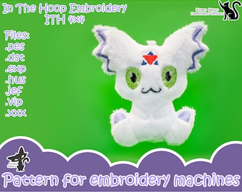 Puede incluir: Un juguete de peluche blanco con ojos verdes y un triángulo rojo, blanco y azul en la frente. El juguete está sentado sobre un fondo verde. El texto "In The Hoop Embroidery ITH 4x4" está en la parte superior de la imagen. El texto "Files: .pes .dst .exp .hus .jef .vip .xxx" está en el lado izquierdo de la imagen. El texto "KURO NEKO EMBROIDERY DESIGNS" está en la parte superior derecha de la imagen. El texto "Pattern for embroidery machines" está en la parte inferior de la imagen.