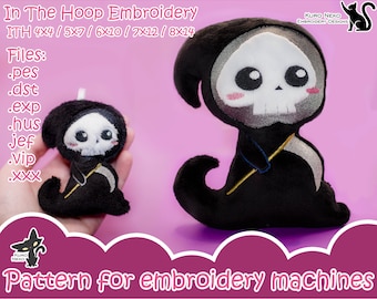 Puede incluir: Un juguete de peluche negro y blanco de la Muerte con una guadaña. El juguete está en el estilo de bordado en aro y está disponible en los tamaños 4x4, 5x7, 6x10, 7x12 y 8x14 pulgadas. El texto "In The Hoop Embroidery" y "Pattern for embroidery machines" también es visible.