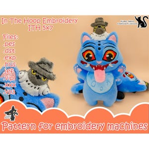Puede incluir: Patrón de bordado de gato de peluche azul con ojos rojos y lengua rosa. El texto "In The Hoop Embroidery ITH 5x7" y "Pattern for embroidery machines" son visibles. Incluye archivos para máquinas de bordar.