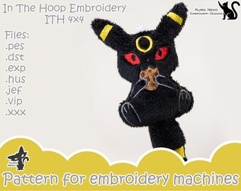 Puede incluir: Diseño bordado en negro y amarillo de un personaje de Pokemon sosteniendo una galleta. El diseño está etiquetado como "In The Hoop Embroidery ITH 4x4" e incluye una lista de tipos de archivos: .pes, .dst, .exp, .hus, jef, .vip, .xxx. El diseño es para máquinas de bordar.