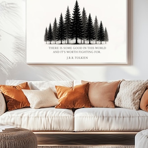 Può includere: Stampa in bianco e nero con una citazione di J.R.R. Tolkien: "C'è del bene in questo mondo e vale la pena combattere per esso." La citazione è circondata da una silhouette di una foresta.