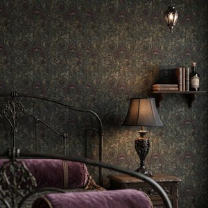Könnte beinhalten: Ein dunkles Schlafzimmer mit einem Metallbettgestell, violetten Samtkissen, einem Nachttisch aus Holz mit schwarzer Lampe und einem Wandregal mit Büchern und einer Glasflasche vor einer Wand mit dunklem, floralem Tapetenmuster.