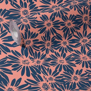 Carta da parati Retro Navy Peach Daisy Botanico Lusso Decorazione murale Colore personalizzato Floreale Rimovibile Peel and Stick o Permanente Carta da parati tradizionale