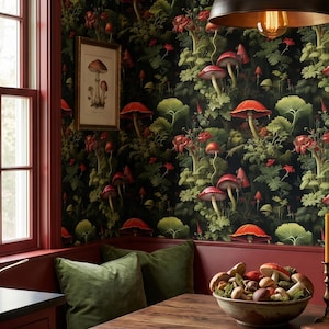K&ouml;nnte beinhalten: Ein Essbereich mit einer dunkelroten Sitzbank und einem Tisch. Die W&auml;nde sind mit einer Tapete mit Pilzmotiven bedeckt. Ein gerahmter Pilzdruck h&auml;ngt an der Wand. Eine Sch&uuml;ssel mit Pilzen steht auf dem Tisch.