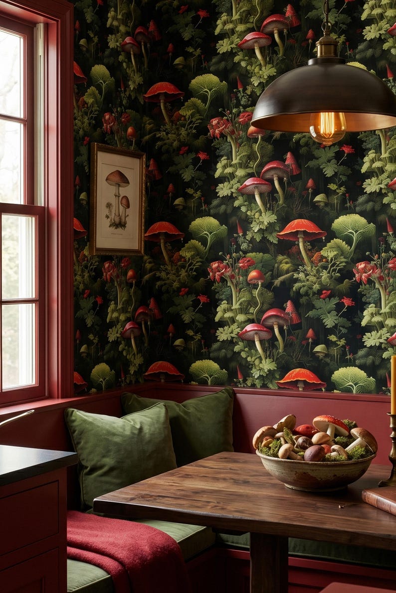 K&ouml;nnte beinhalten: Ein Essbereich mit einer dunkelroten Sitzbank und einem Tisch. Die W&auml;nde sind mit einer Tapete mit Pilzmotiven bedeckt. Ein gerahmter Pilzdruck h&auml;ngt an der Wand. Eine Sch&uuml;ssel mit Pilzen steht auf dem Tisch.