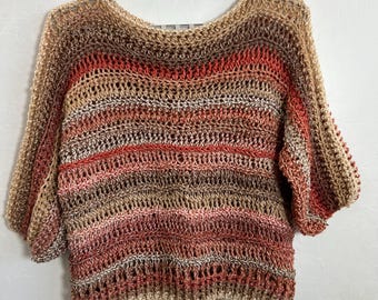 Suéter cropped de crochê feito à mão com ombros à mostra: estilo boho multicolorido, trama aberta, ideal para praia, yoga, relaxamento, macio, não causa coceira e vegano.