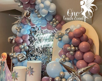Juego completo de decoración de cumpleaños con temática de Frozen, con globos azules y rosas y pancarta con fondo brillante