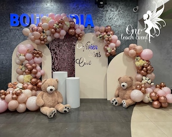 Kits de decoración de cumpleaños con tema de peluche para niños y niñas con pancarta de fondo brillante, letrero adhesivo para pared y kit de arco de guirnalda de globos
